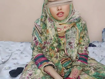 Melted Desi Hijabi Stepsister-Bhabi Ko Bucket Diya gets a gauzy dumfound from her hijab-wearing stepmom