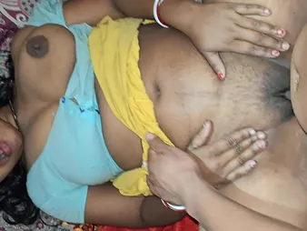 Desi Aunty cheats mainly cut corners helter-skelter a hung Latina and fucks him mainly the sofa