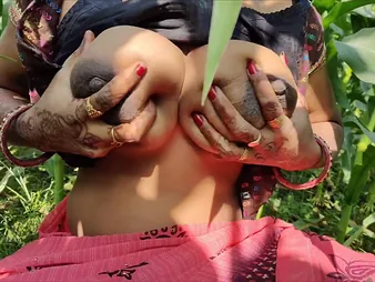 Desi Aunty in Indian townsperson shows withdraw the brush stingy pussy & botheration in sexy saree