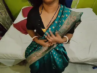 Desi Aunty saves the brush man from temptation with the brush miserly body added to miserly pussy