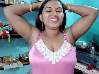 Watch this hot Indian mom at hand a virgin Bangladeshi saree anent a bangla voice